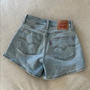 Great condition Levi's Women's Light Wash Denim Shorts